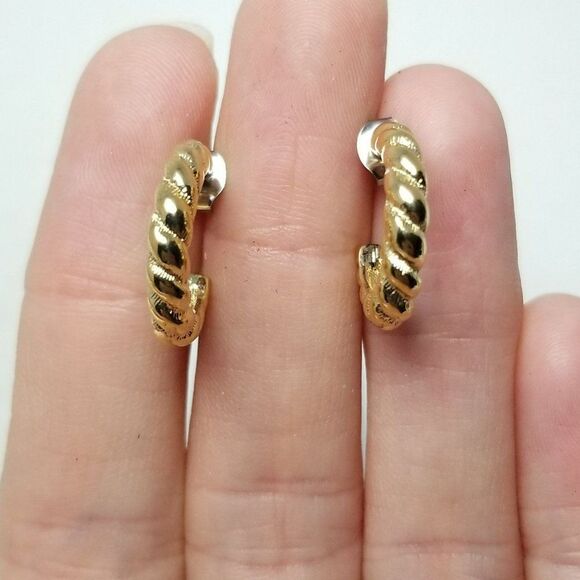 Vintage Little Gold Tone Hoop Earrings, Shrimp Ribbed Spiral Design, Estate - Picture 7 of 8